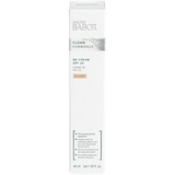 La BB Cream con color hace que la piel se vea ópticamente refinada. Con pre y probióticos y extracto de corteza obtenido de forma sostenible.