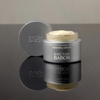 Descubre la Doctor Babor Resurface Renewal Cream, la crema renovadora que reduce arrugas, unifica el tono y devuelve la luminosidad a la piel. Ideal para pieles maduras.